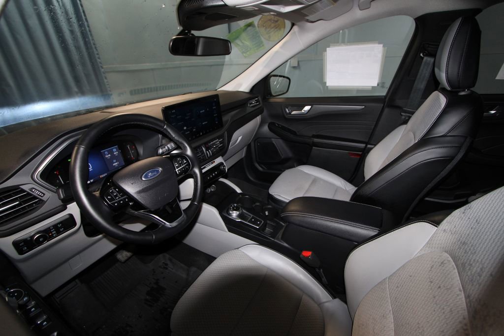 Used 2025 Ford Escape SE FWD image 2
