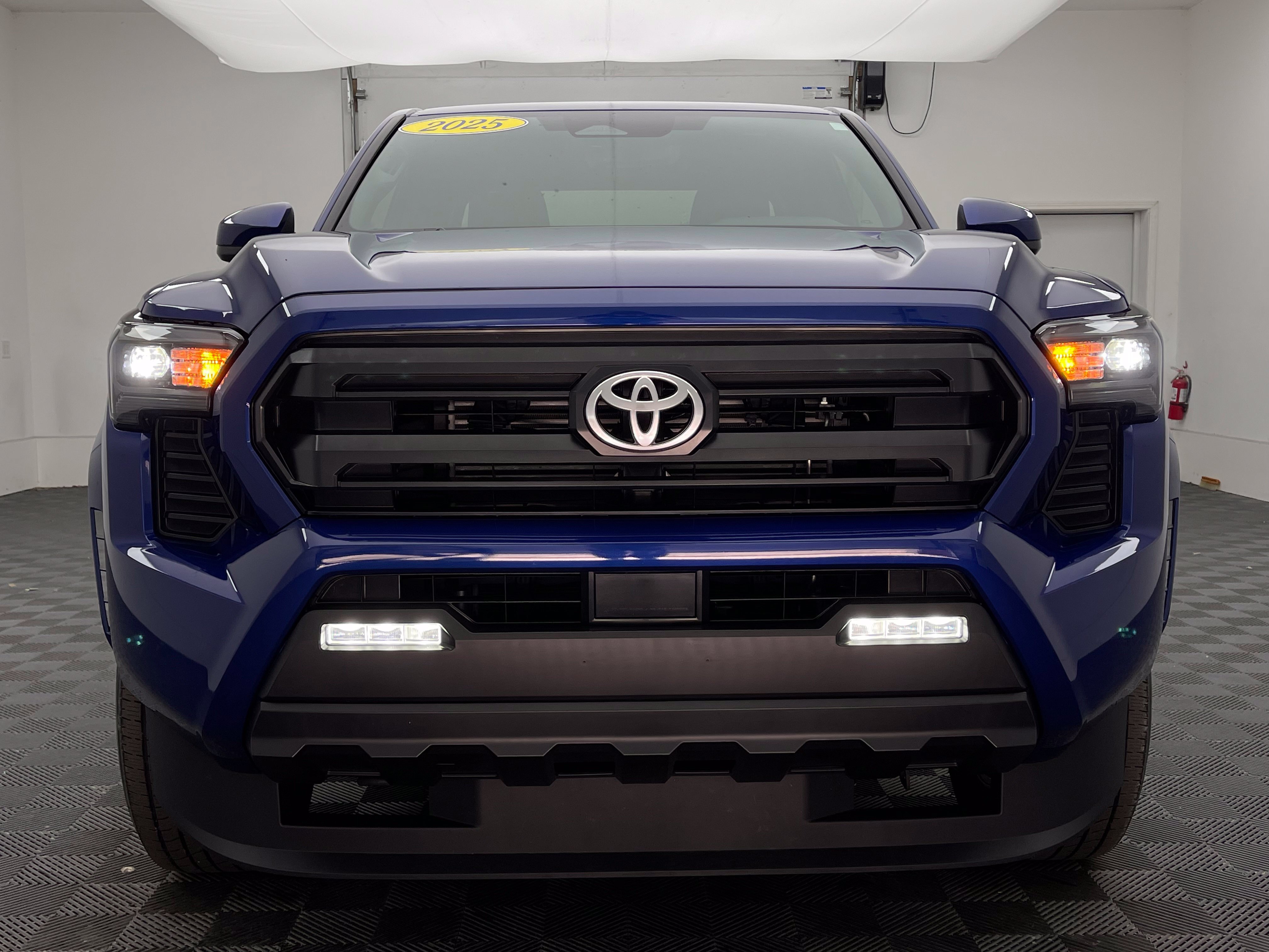 Used 2025 Toyota Tacoma SR5 AWD/4WD image 11