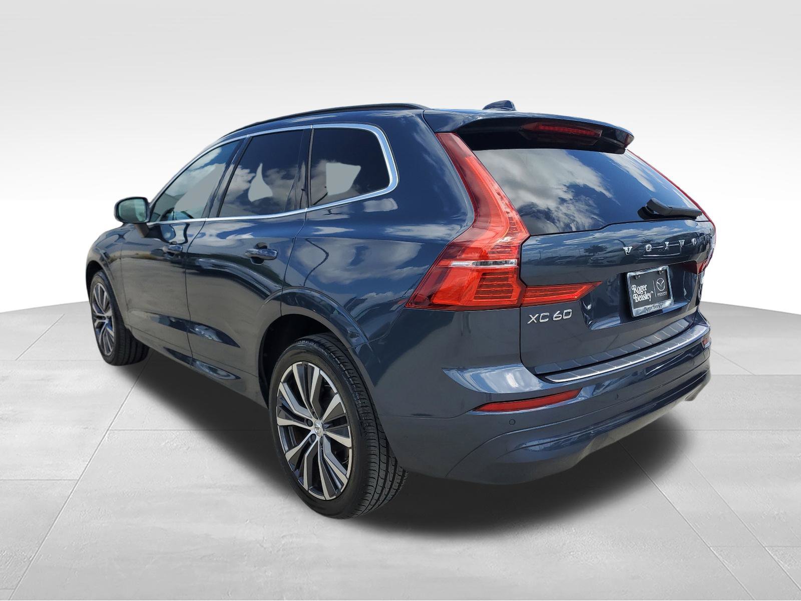 Used 2022 Volvo XC60 B5 Momentum w/ Protection Package Premier FWD image 7