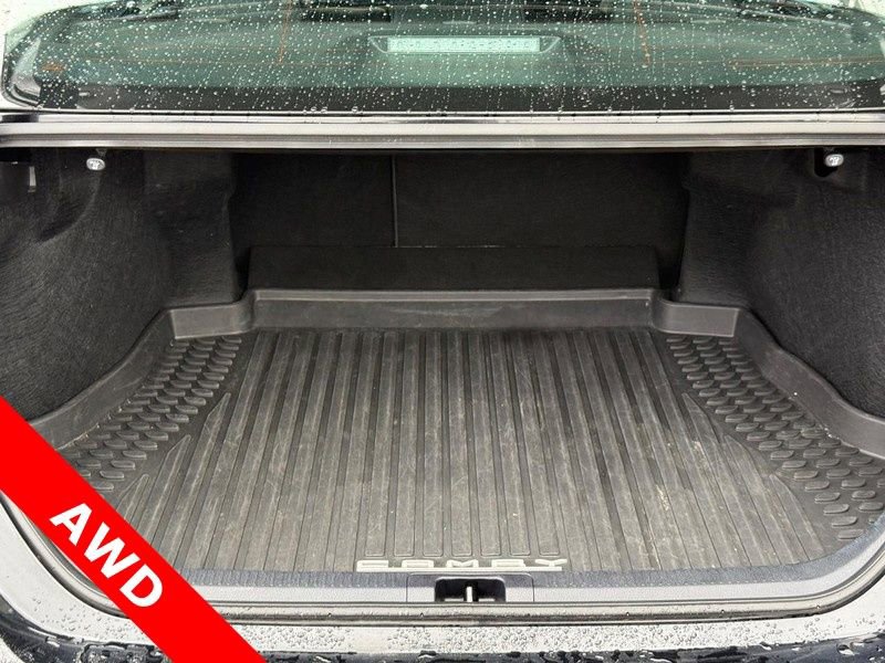 Used 2024 Toyota Camry SE image 9