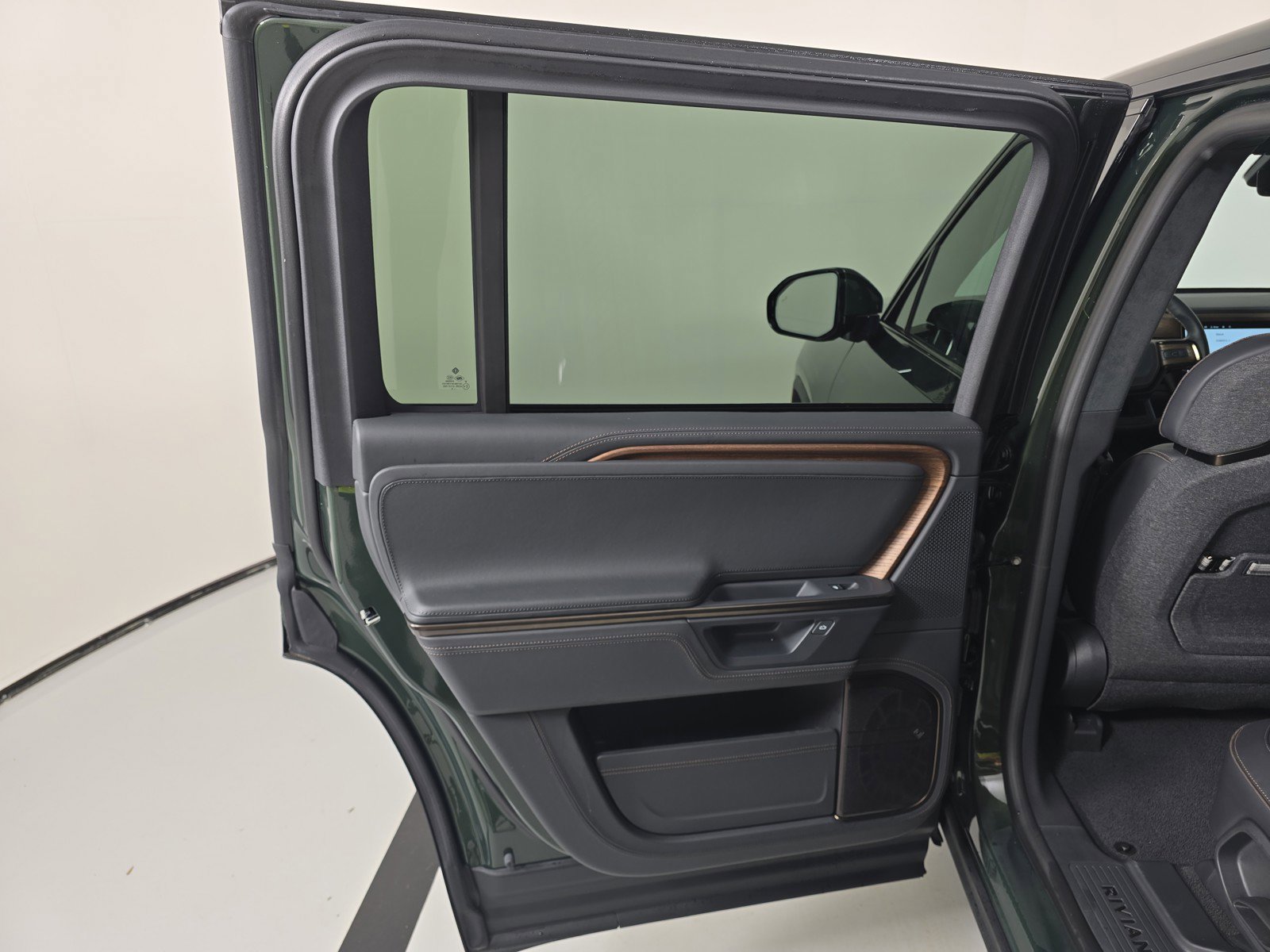 Used 2025 Rivian R1S Premium image 17