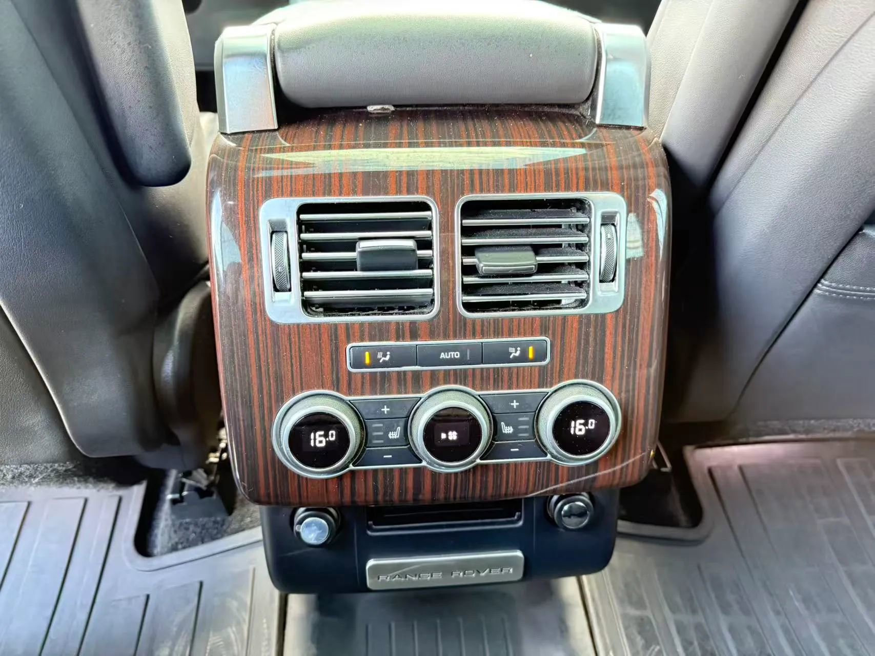 Used 2016 Land Rover Range Rover HSE image 17