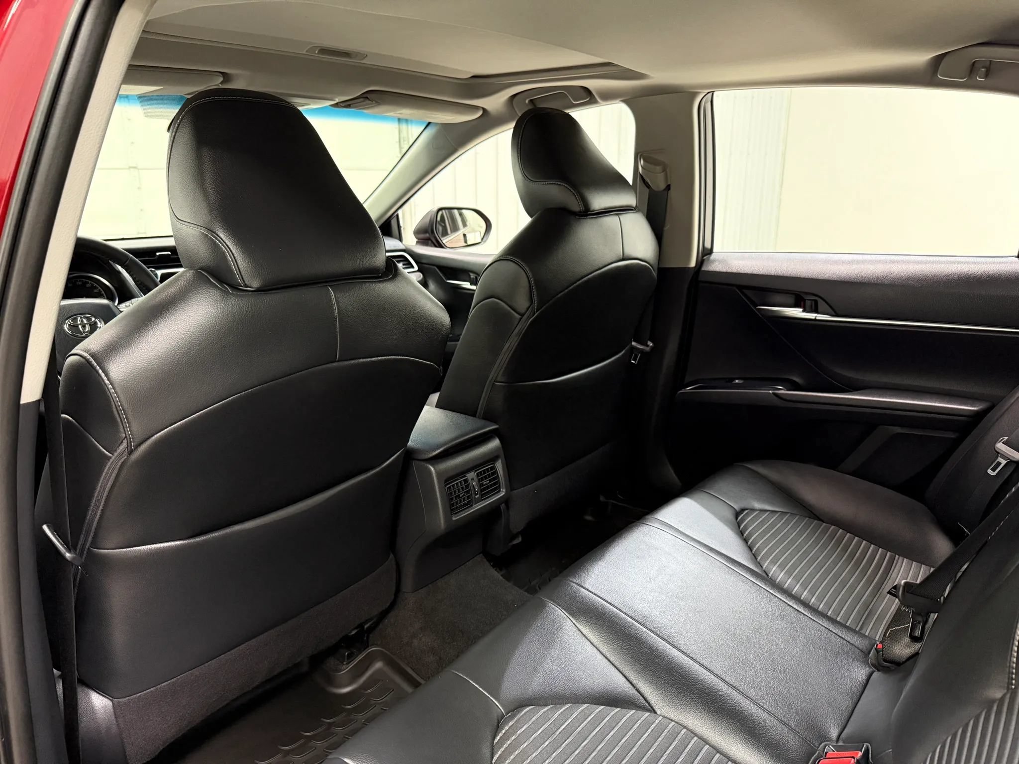 Used 2018 Toyota Camry SE w/ Audio Package FWD image 16