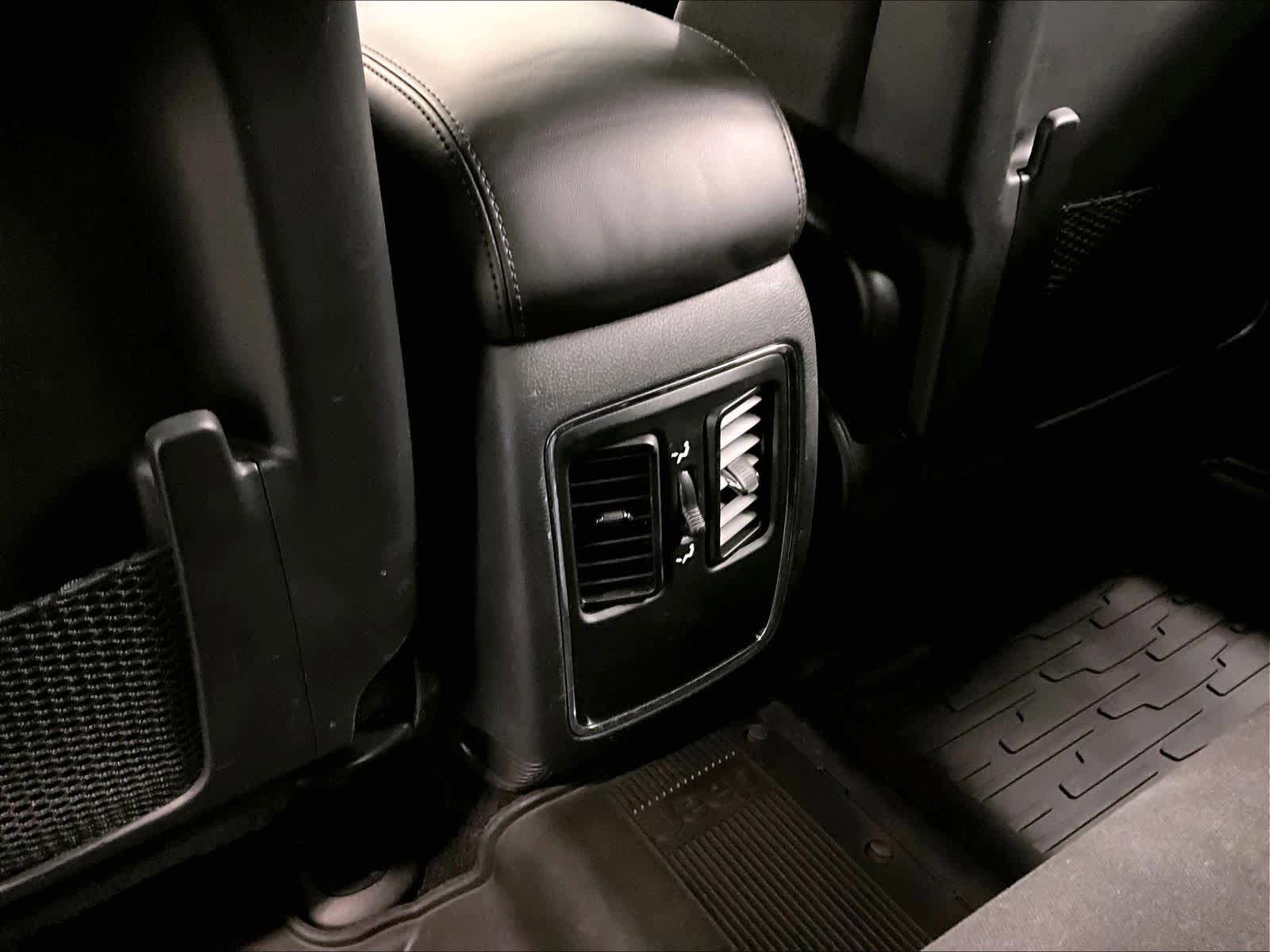Used 2021 Jeep Grand Cherokee Laredo AWD/4WD image 37