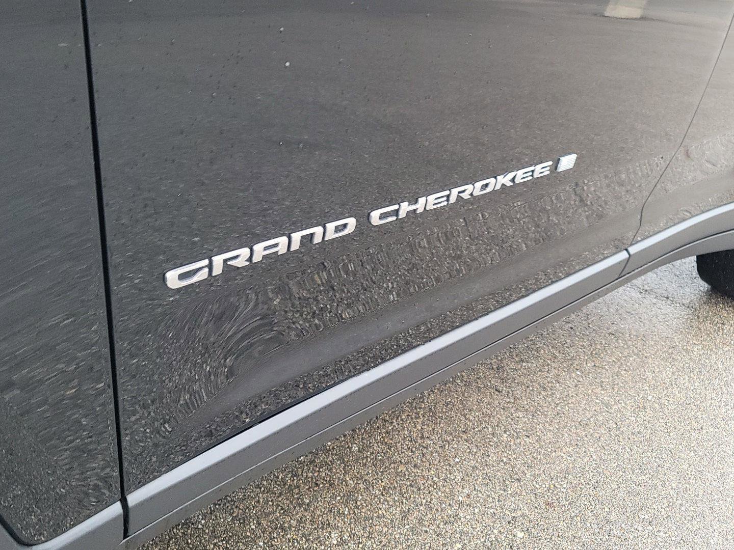 Used 2023 Jeep Grand Cherokee Laredo w/ Luxury Tech Group I image 11