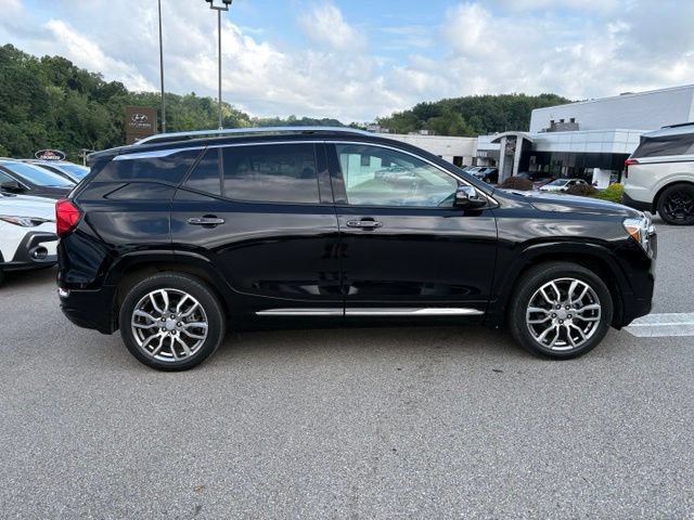 Used 2023 GMC Terrain Denali w/ Denali Premium Package AWD/4WD image 4