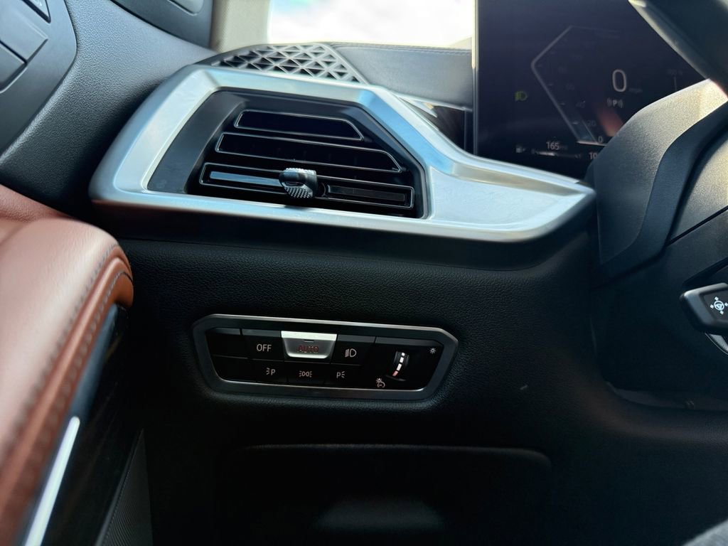 Used 2023 BMW X7 xDrive40i w/ Premium Package image 25