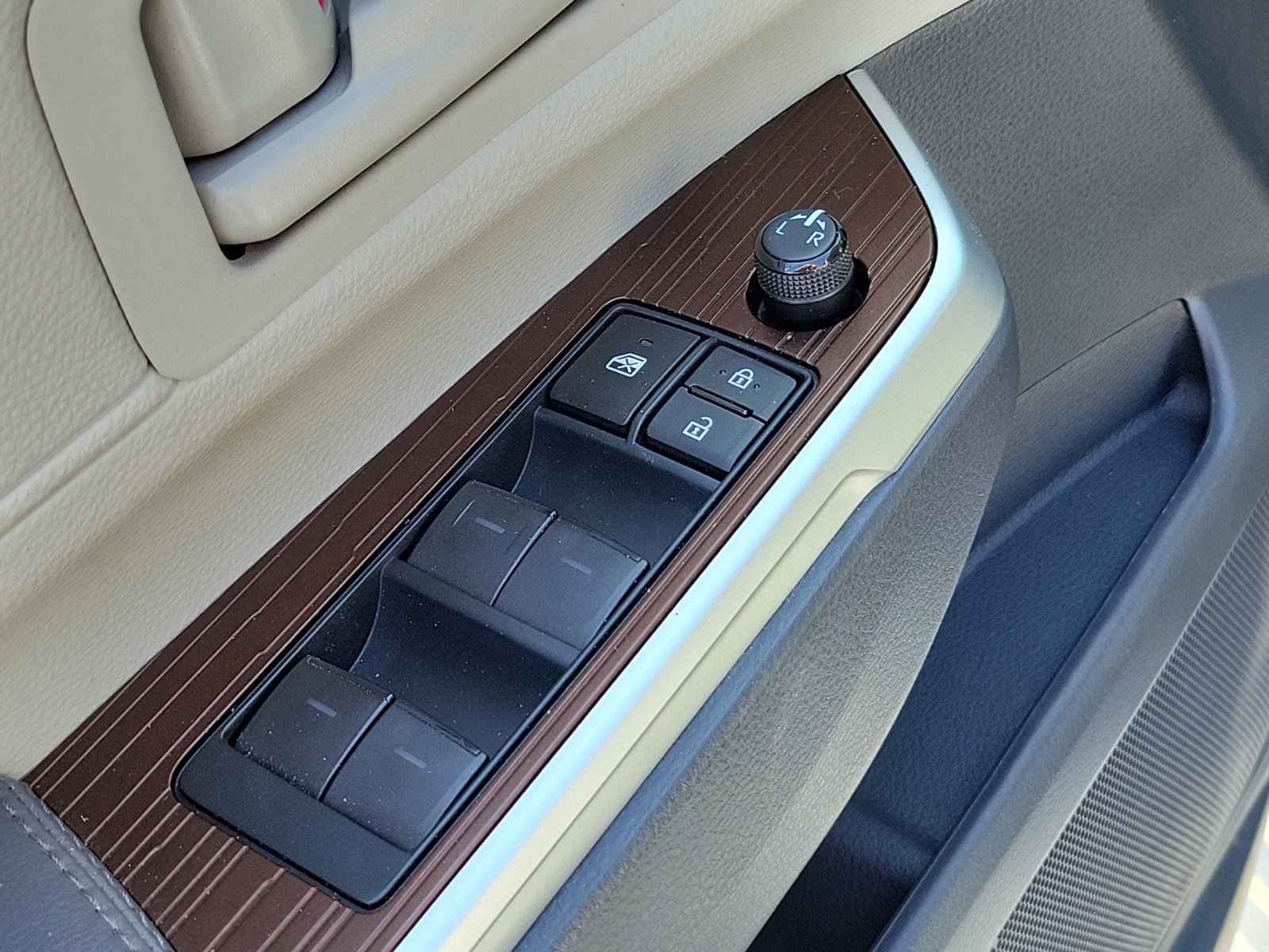 Used 2024 Toyota Sienna LE image 25