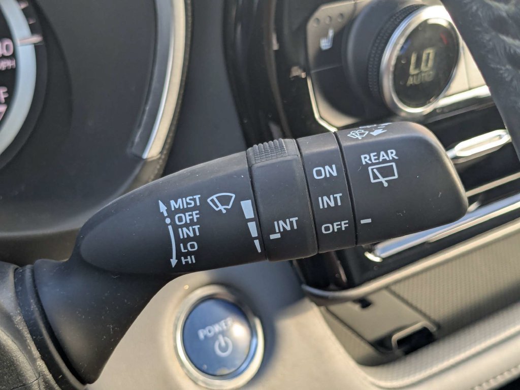 Used 2021 Toyota Highlander XLE AWD/4WD image 39