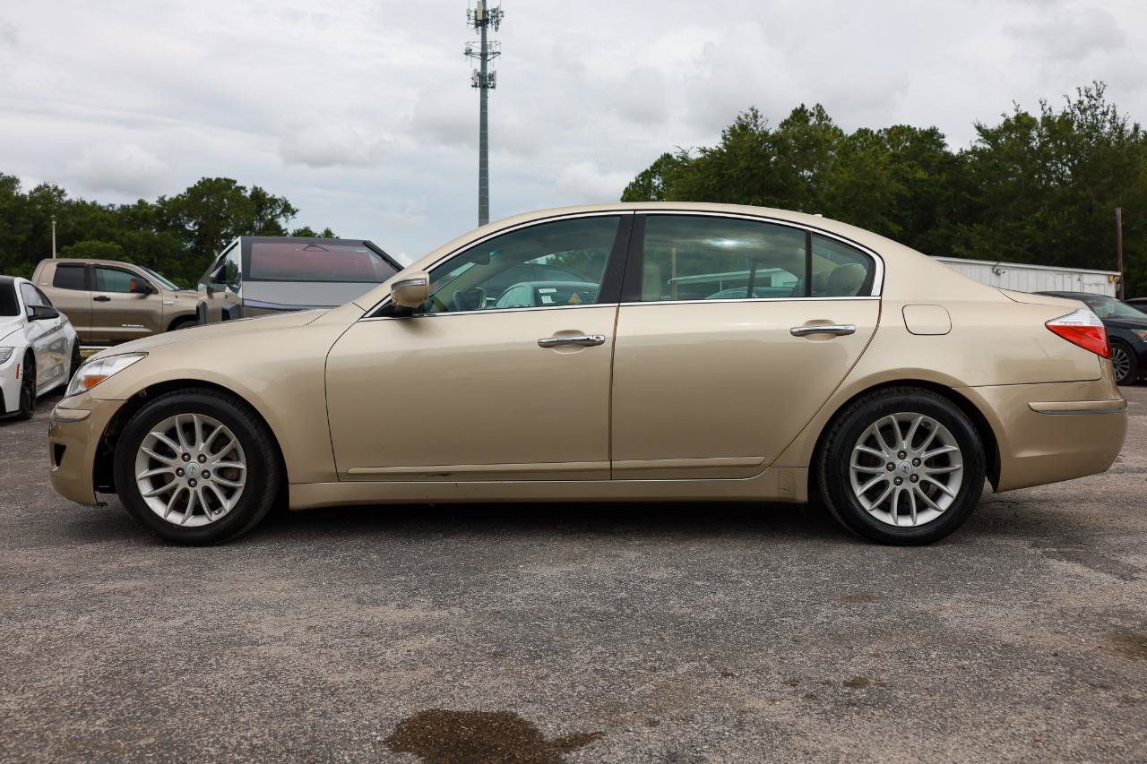 Used 2011 Hyundai Genesis 3.8 RWD image 3