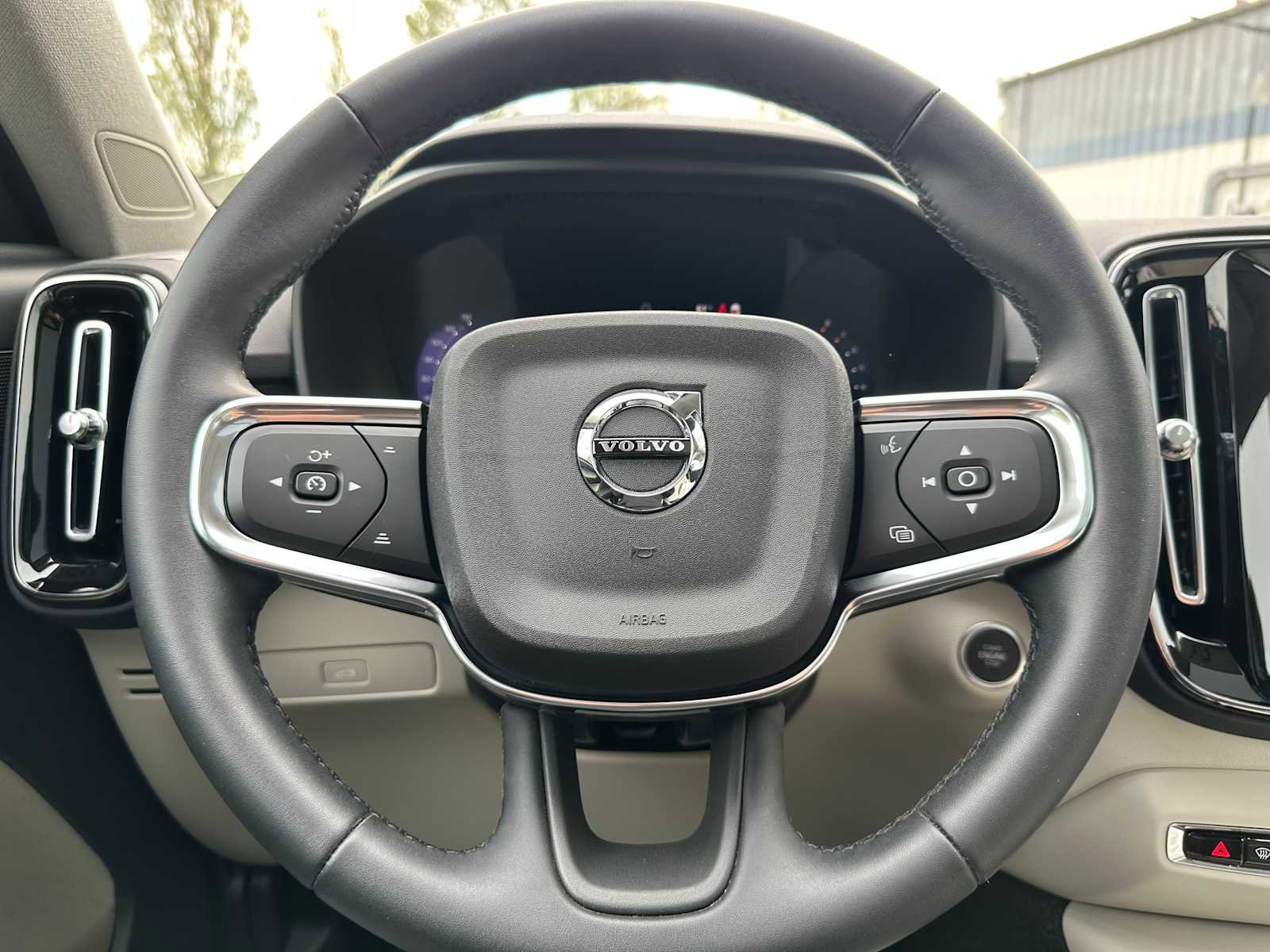 Certified 2023 Volvo XC40 B5 Plus w/ Protection Package Premier AWD/4WD image 25