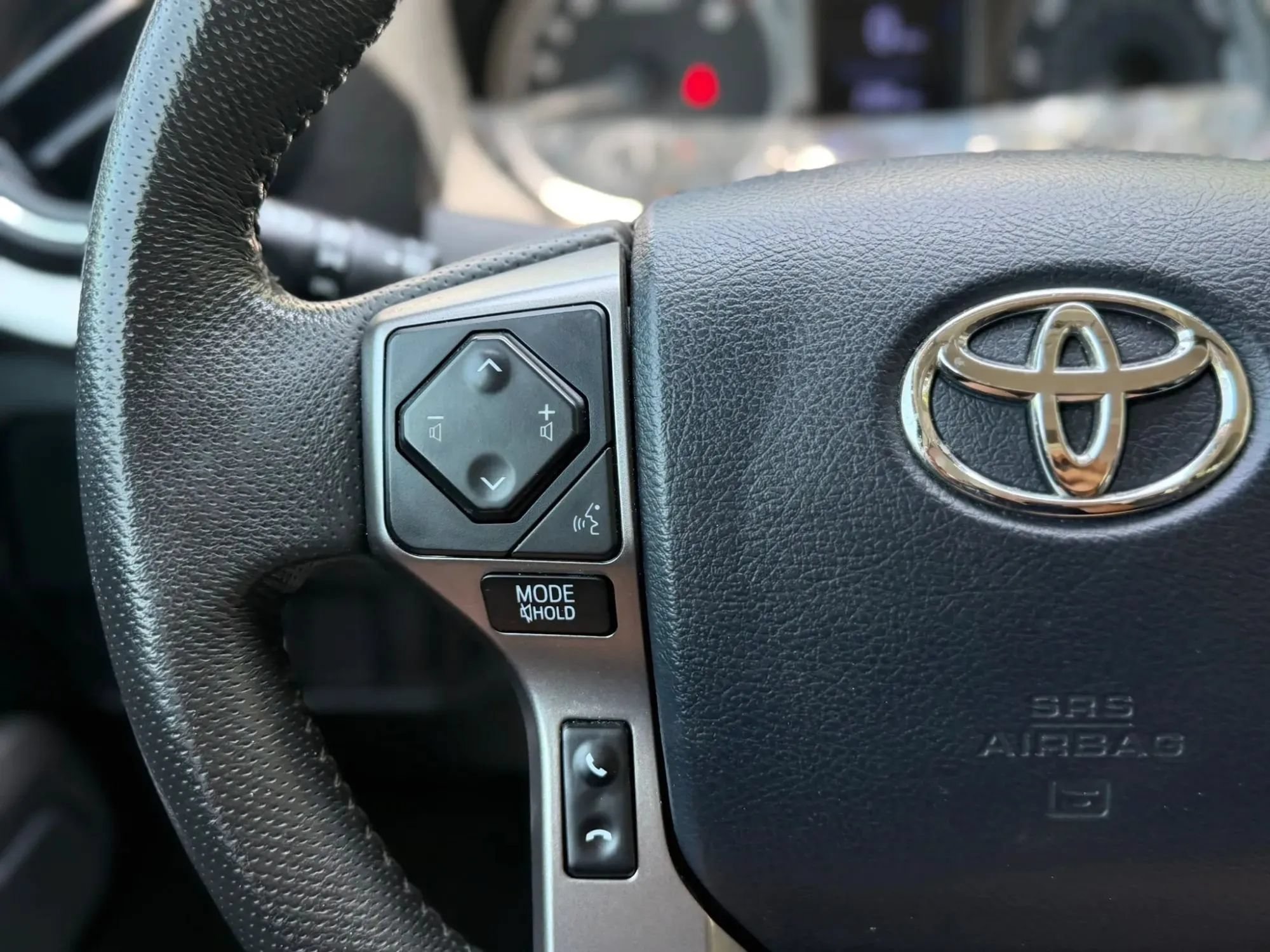 Used 2020 Toyota Tacoma SR5 AWD/4WD image 32