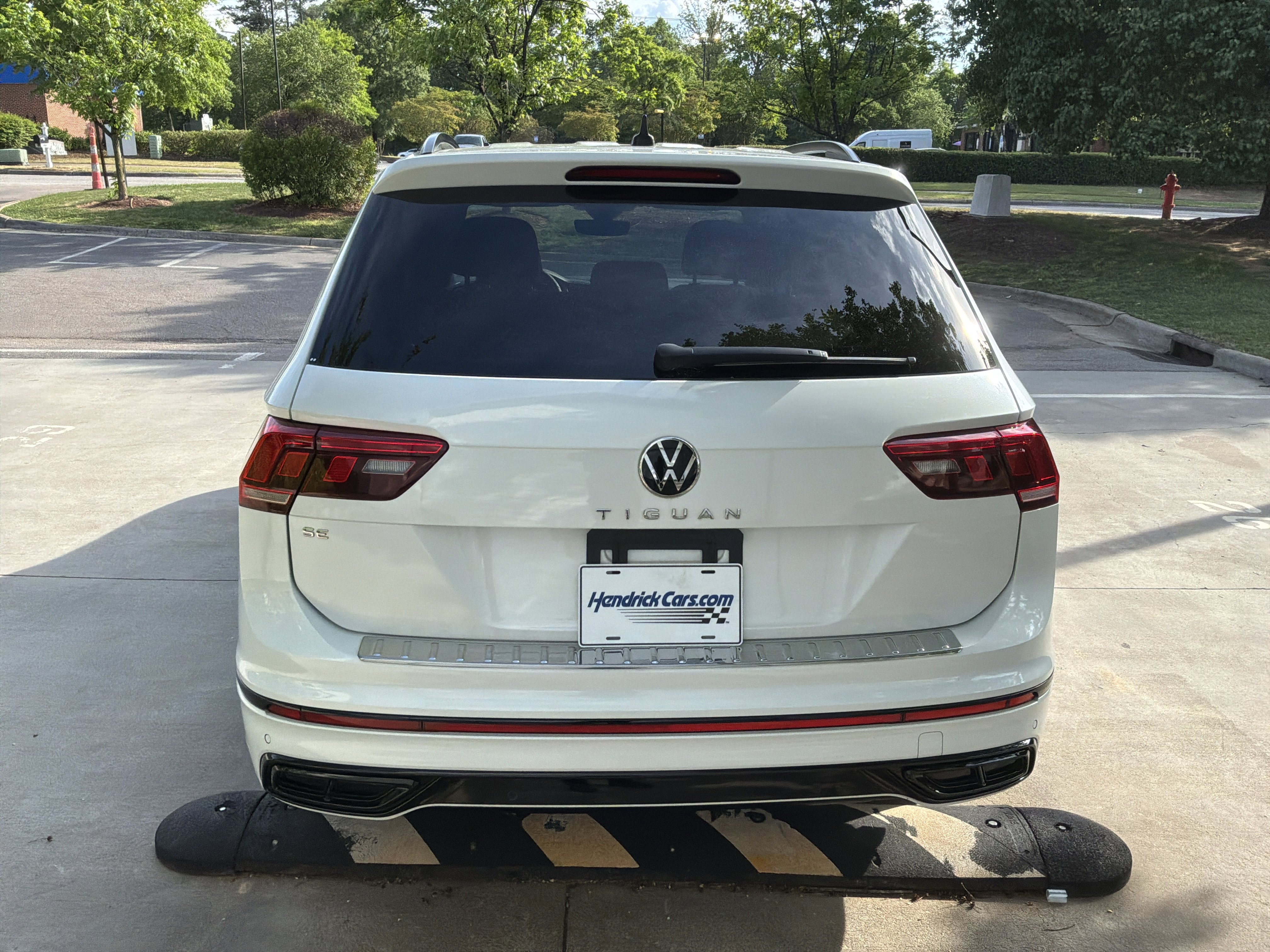 Used 2022 Volkswagen Tiguan SE R-Line FWD image 9