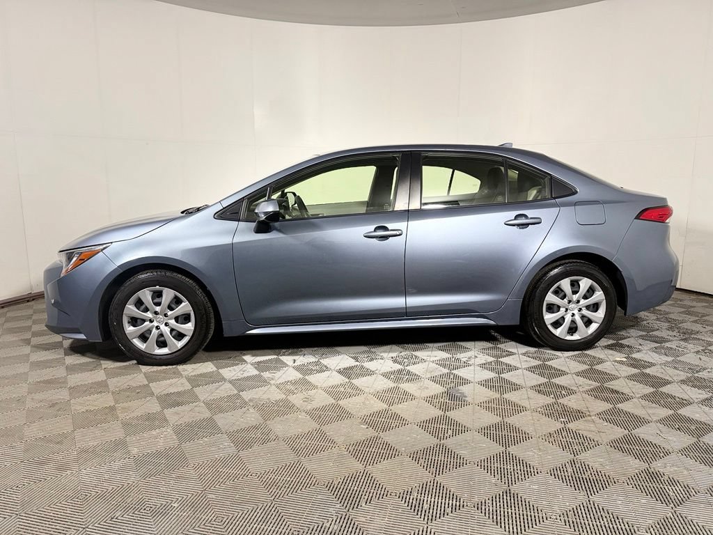 Used 2022 Toyota Corolla LE FWD image 3