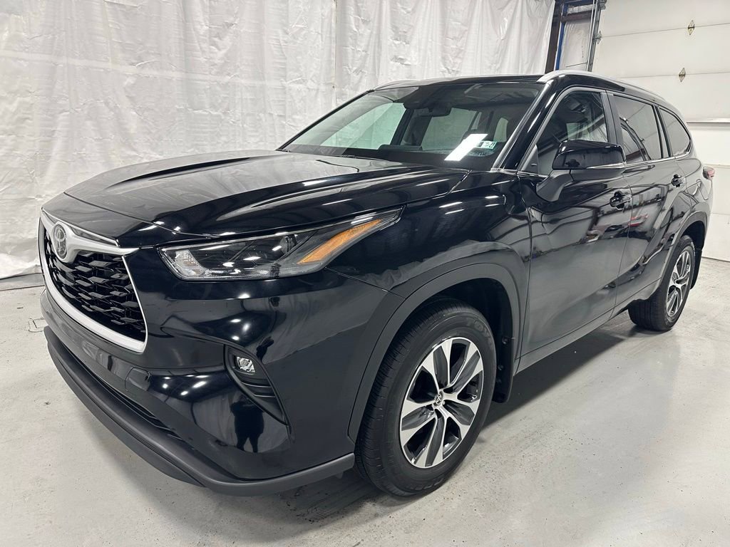 Used 2025 Toyota Highlander XLE image 3