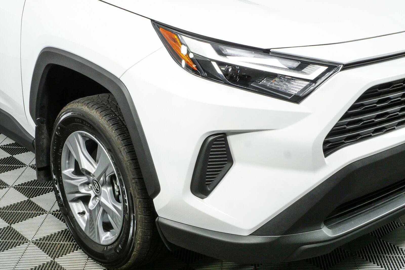 Used 2025 Toyota RAV4 XLE w/ Convenience Package AWD/4WD image 35