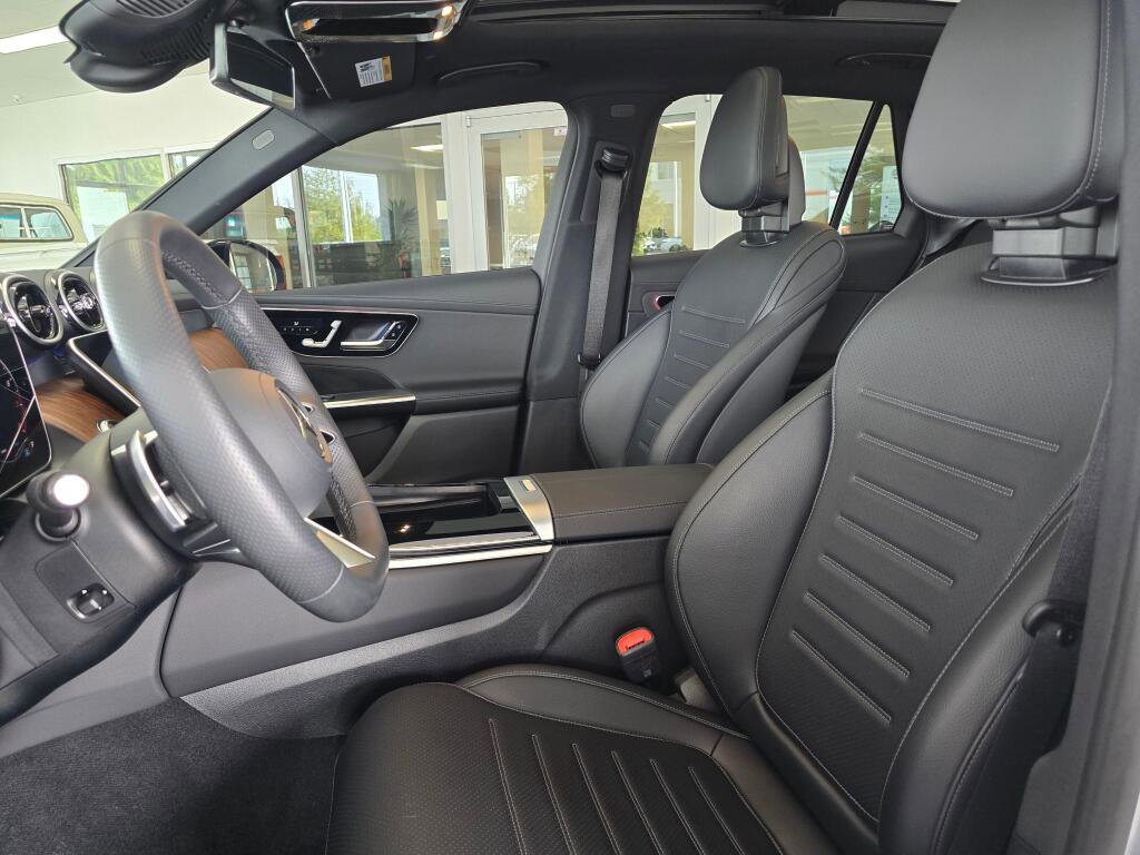 Used 2024 Mercedes-Benz GLC 300 4MATIC image 24