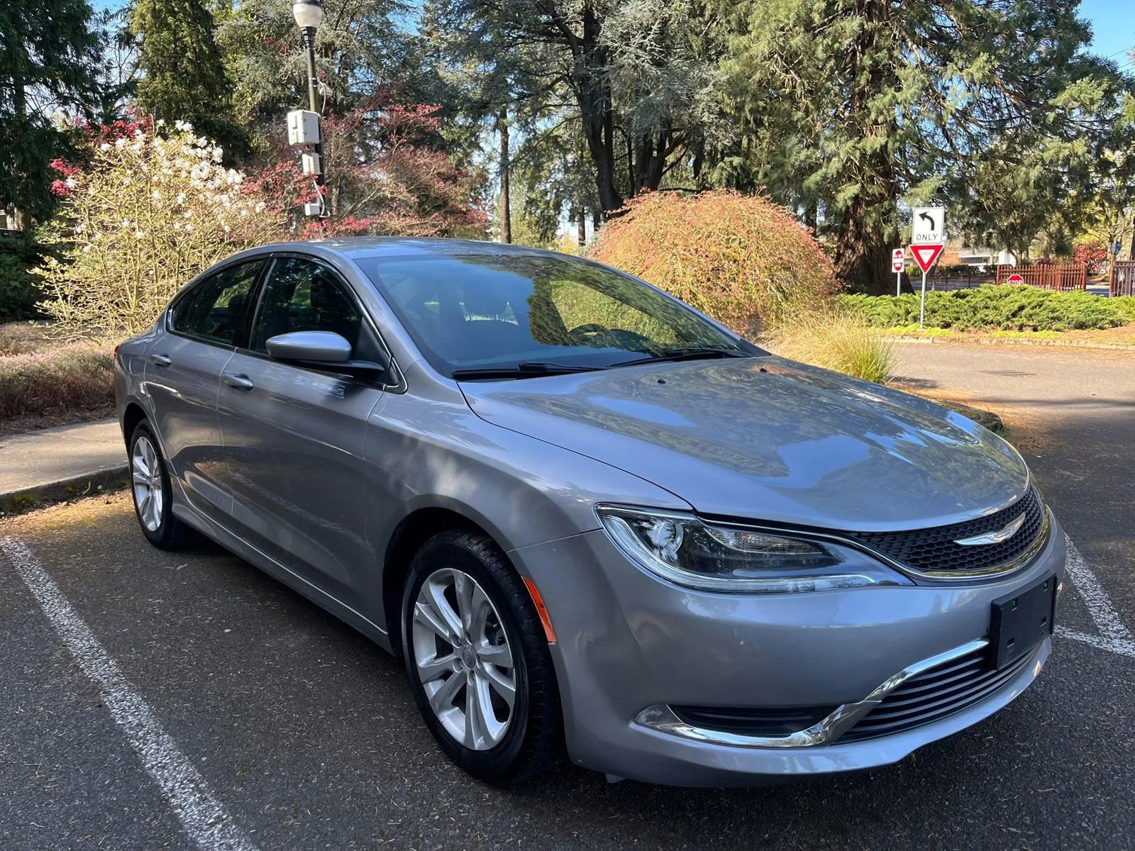 Used 2015 Chrysler 200 Limited w/ Convenience Group image 3