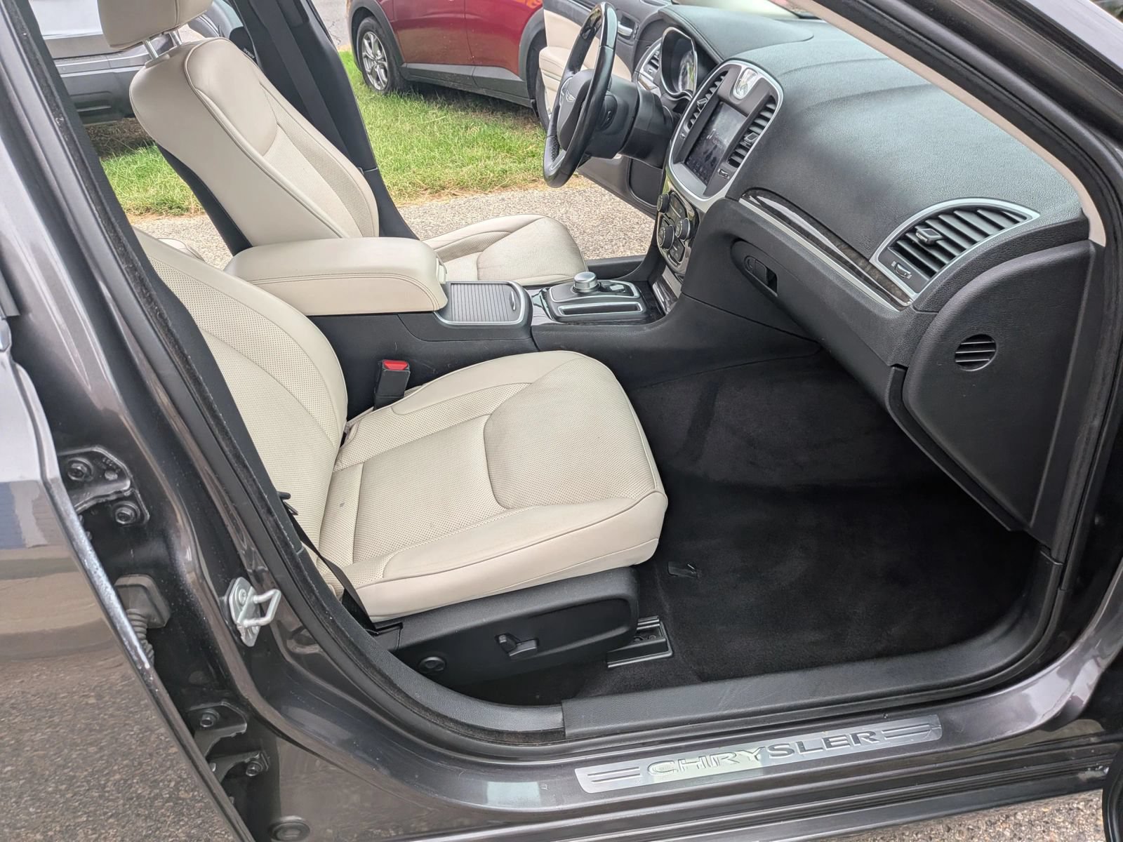 Used 2019 Chrysler 300 Limited RWD image 34