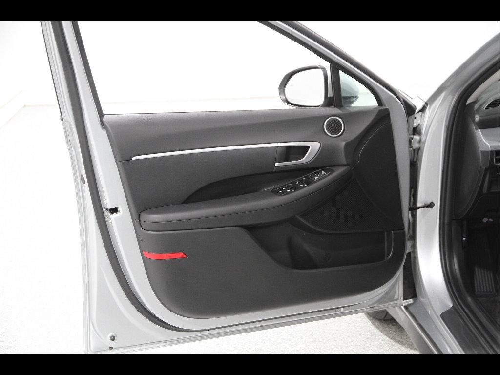 Used 2025 Hyundai Sonata SE image 4