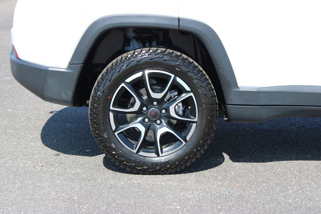 Used 2025 Jeep Compass Trailhawk AWD/4WD image 13