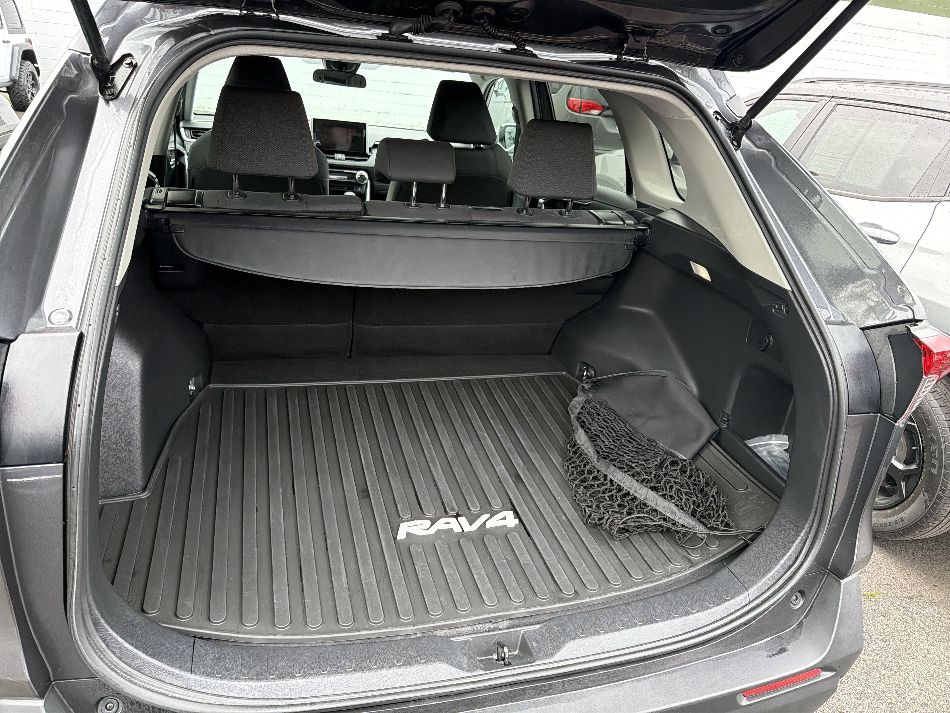 Used 2023 Toyota RAV4 XLE AWD/4WD image 9