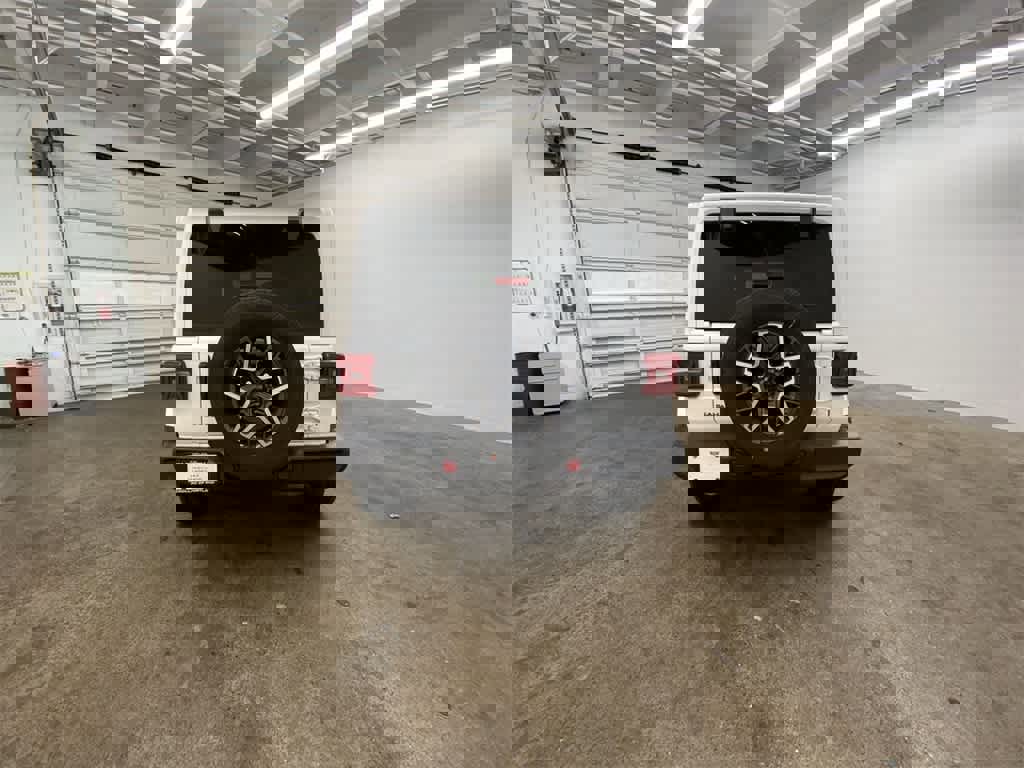 Used 2025 Jeep Wrangler Sahara image 5