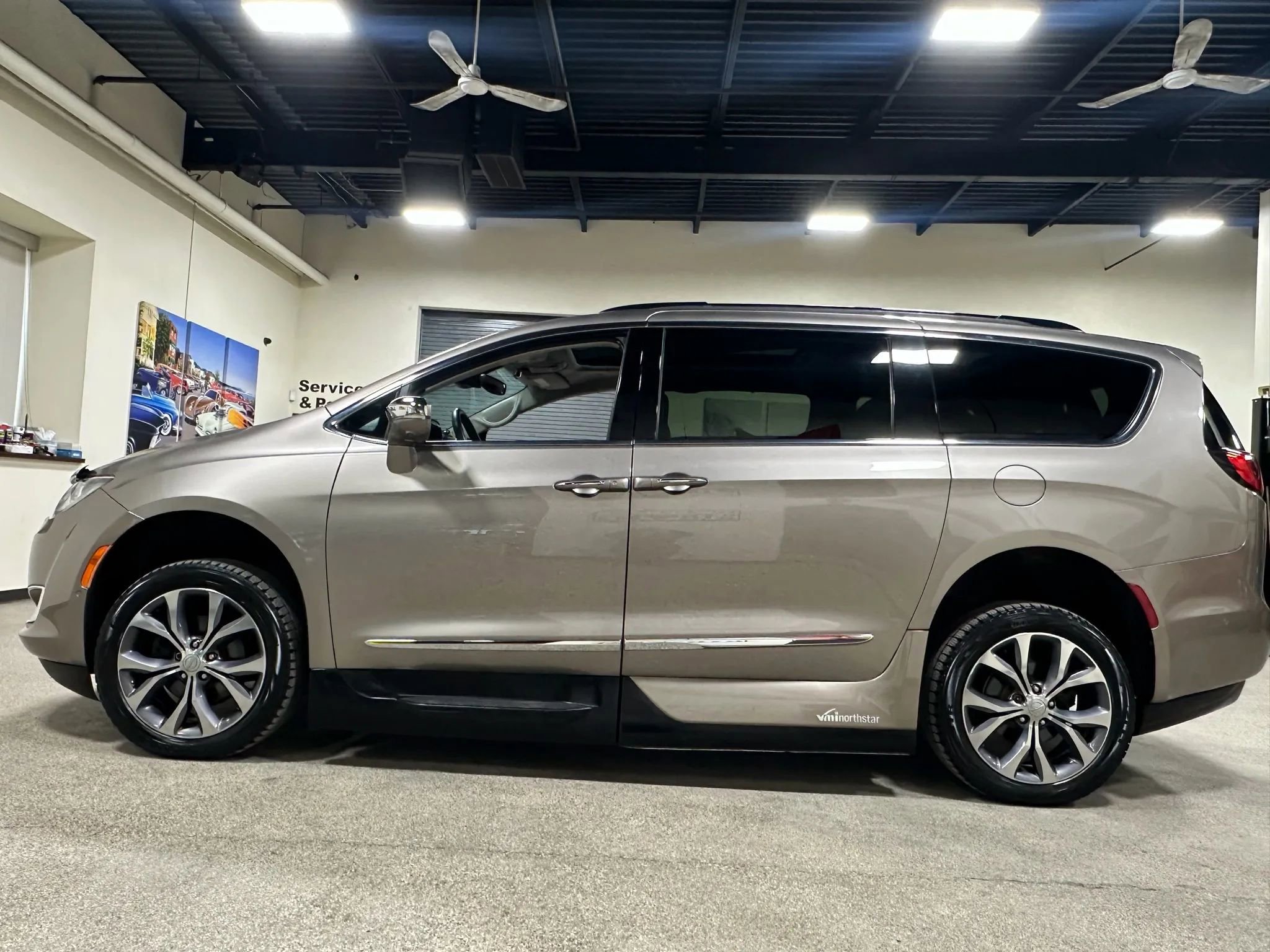 Used 2017 Chrysler Pacifica Limited w/ Advanced Safetytec Group image 15