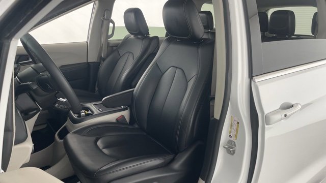 Used 2024 Chrysler Pacifica Touring-L image 33