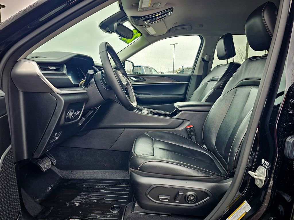 Used 2023 Jeep Grand Cherokee Limited w/ Black Appearance Package image 12