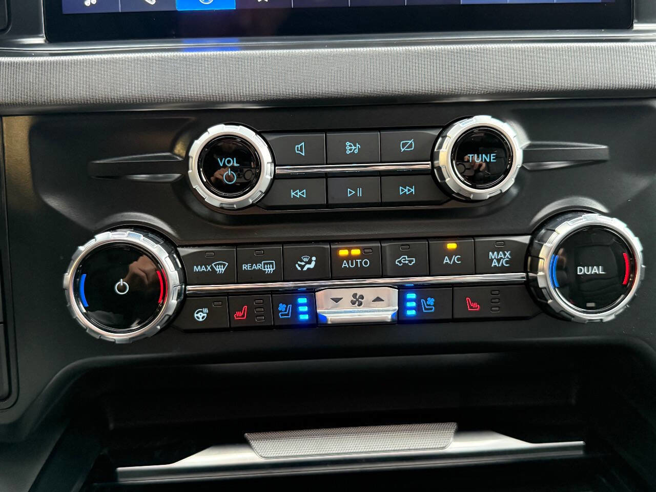 Used 2024 Ford F350 Platinum w/ FX4 Off-Road Package image 31