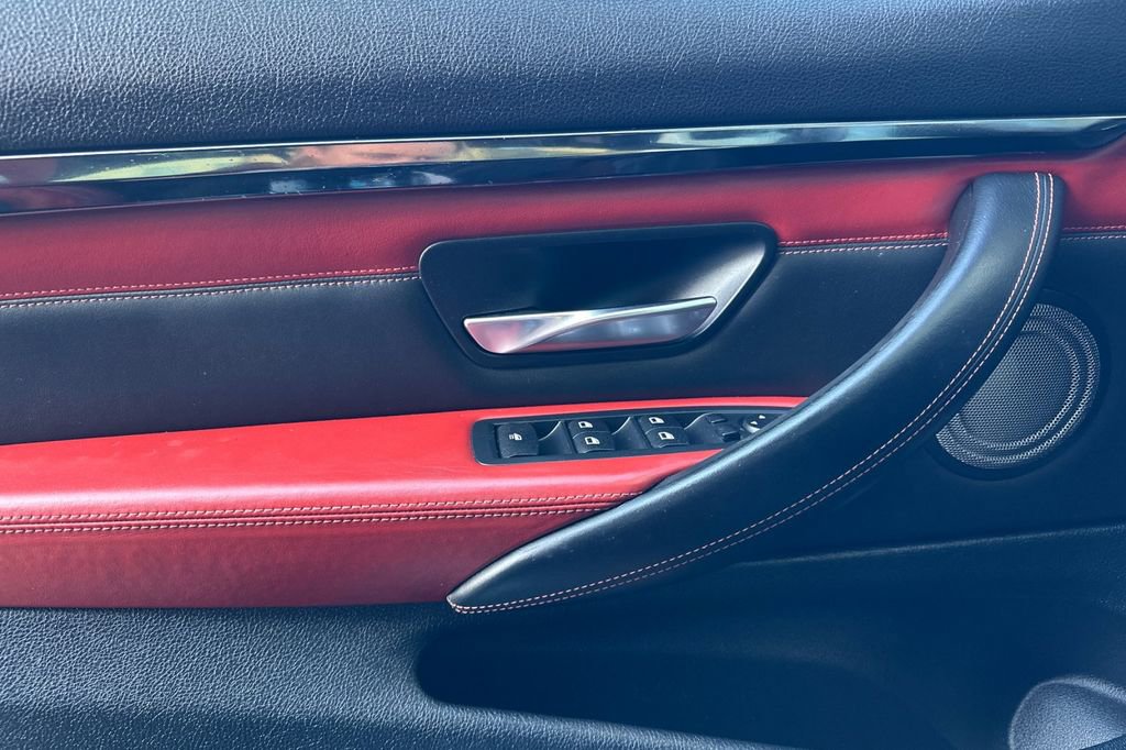 Used 2015 BMW M4 Convertible image 10