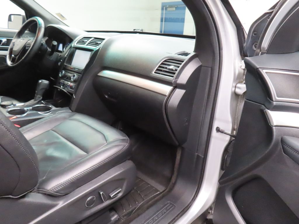 Used 2016 Ford Explorer XLT w/ Equipment Group 202A AWD/4WD image 31
