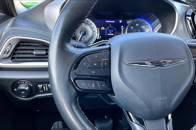 Used 2021 Chrysler Pacifica Touring-L w/ Uconnect Theater Family Group FWD image 11
