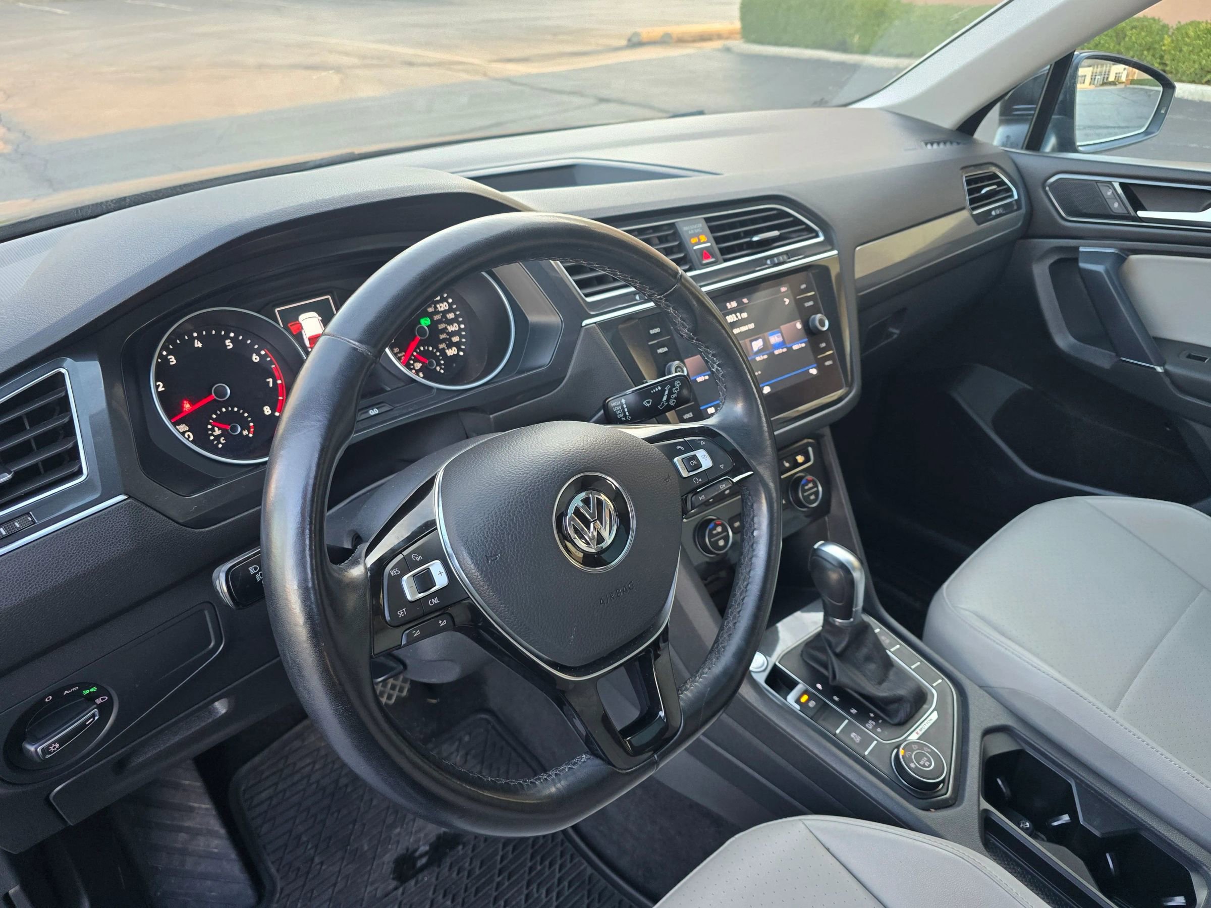 Used 2018 Volkswagen Tiguan SE w/ Panoramic Sunroof Package image 29