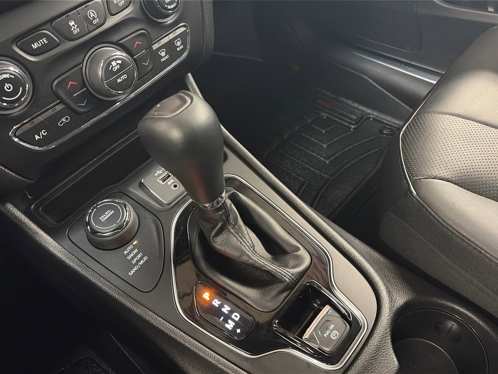 Used 2019 Jeep Cherokee Limited w/ Technology Group AWD/4WD image 22