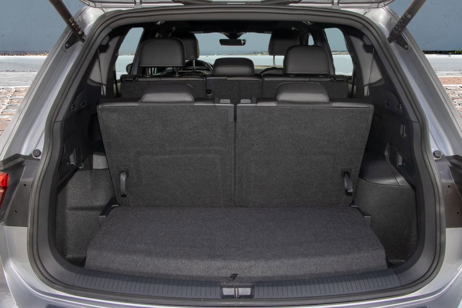 Used 2024 Volkswagen Tiguan SE R-Line FWD image 9