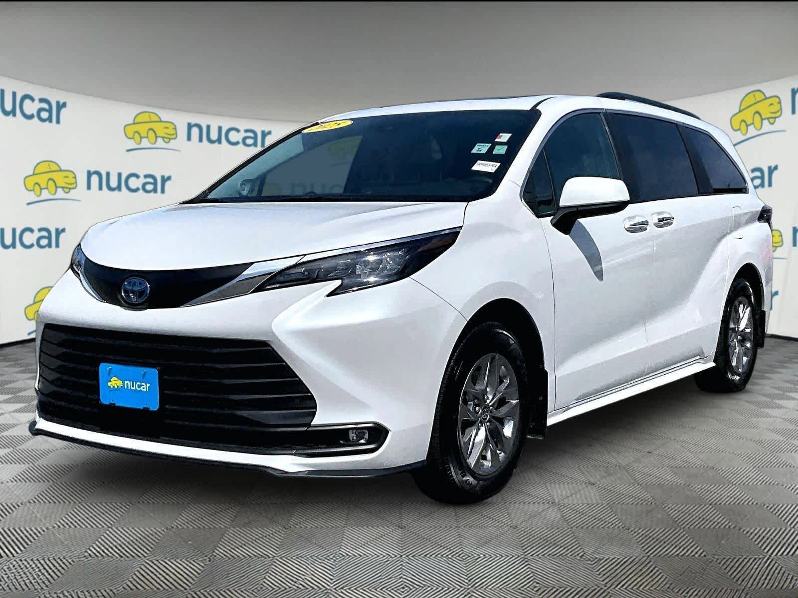 Used 2025 Toyota Sienna XLE w/ XLE Plus Package image 3