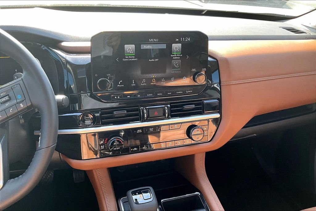 Used 2025 Nissan Pathfinder Platinum image 11