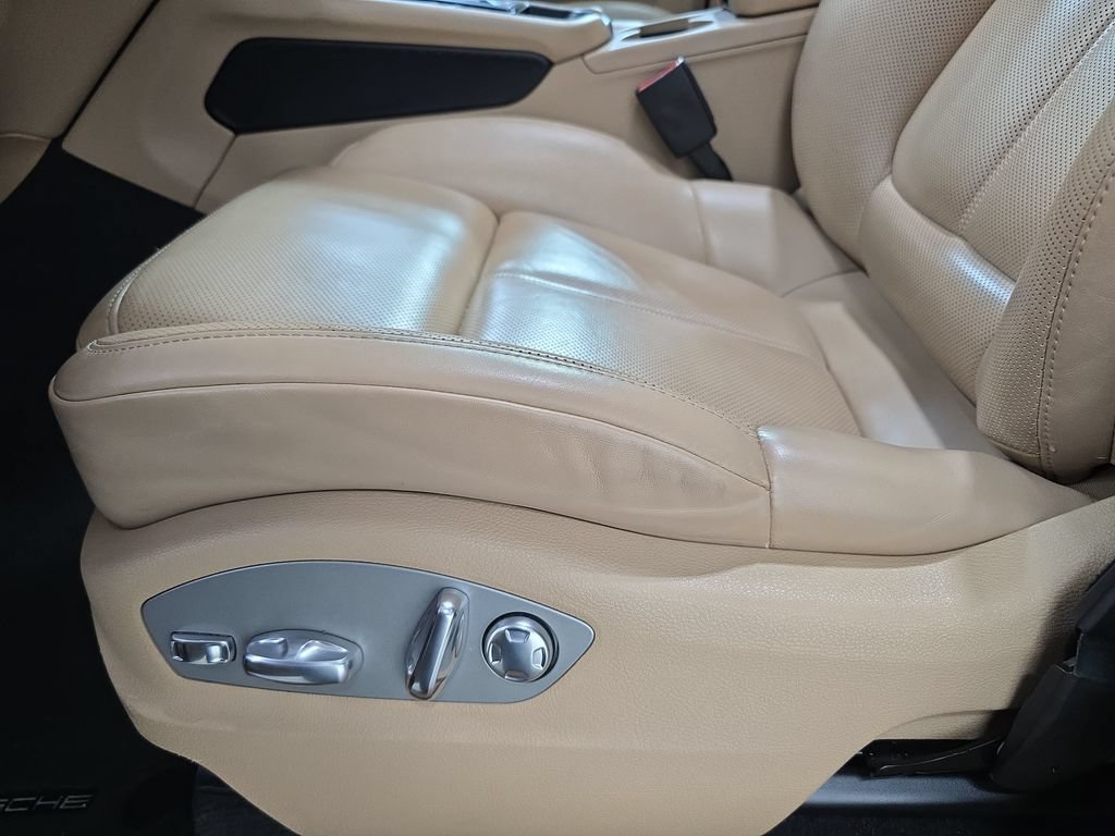 Certified 2023 Porsche Macan AWD/4WD image 23