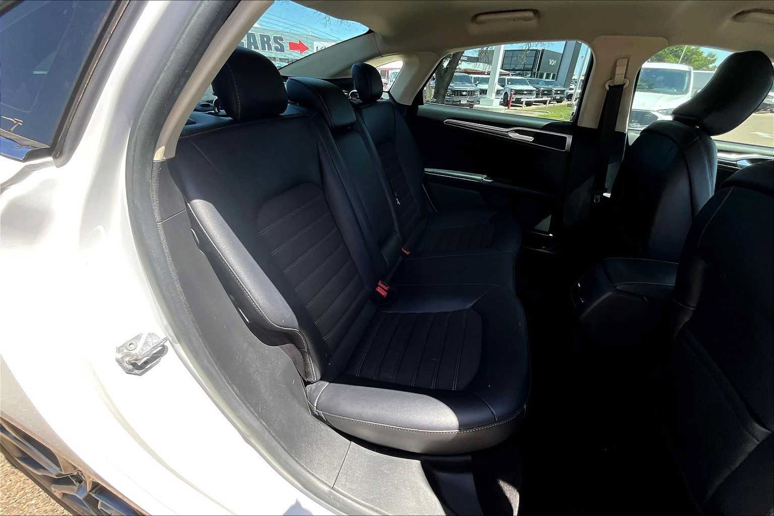 Used 2017 Ford Fusion SE w/ Equipment Group 201A FWD image 20