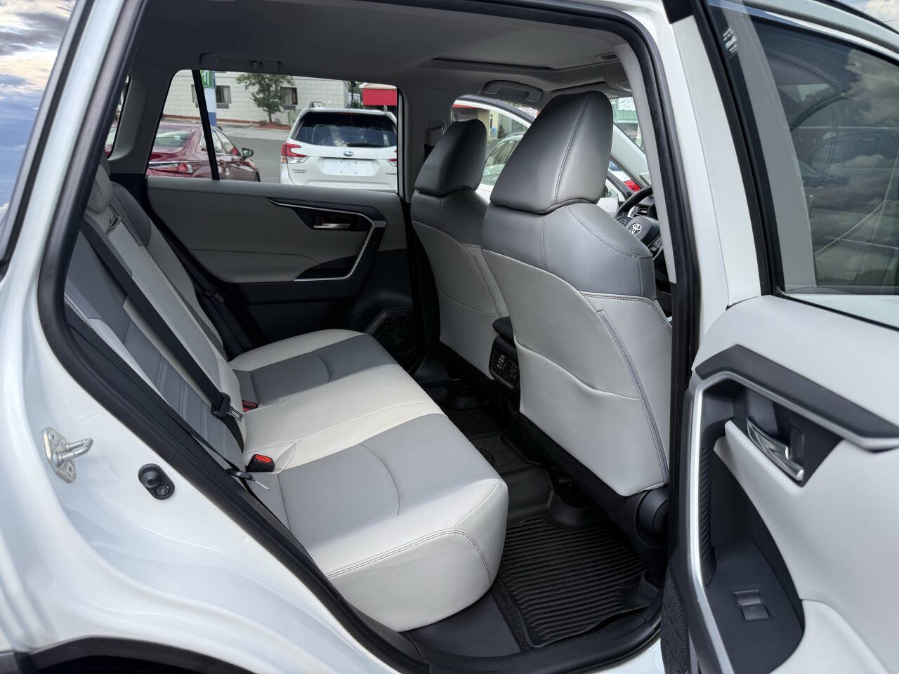 Used 2022 Toyota RAV4 XLE Premium FWD image 19