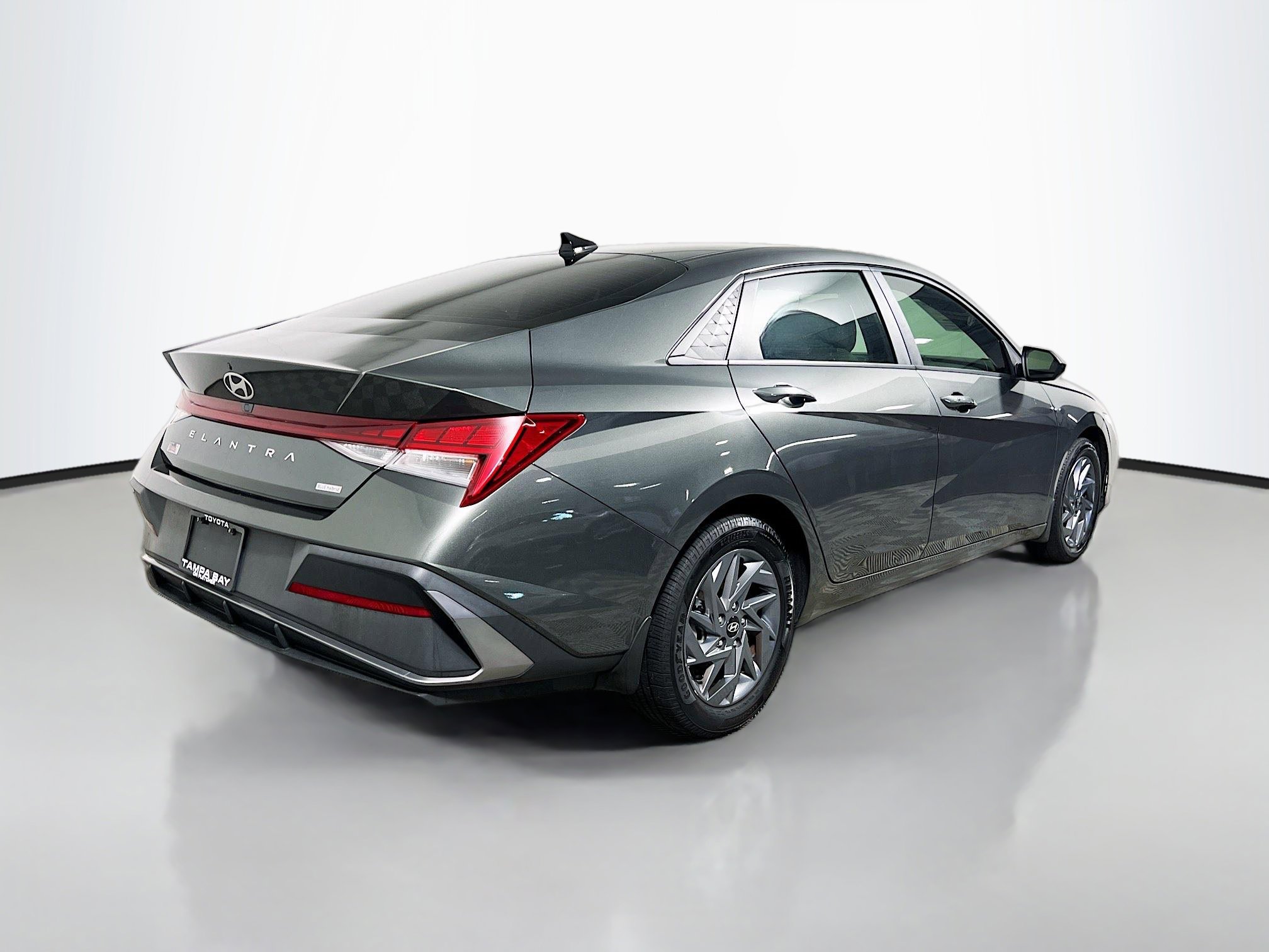 Used 2024 Hyundai Elantra Blue FWD image 4