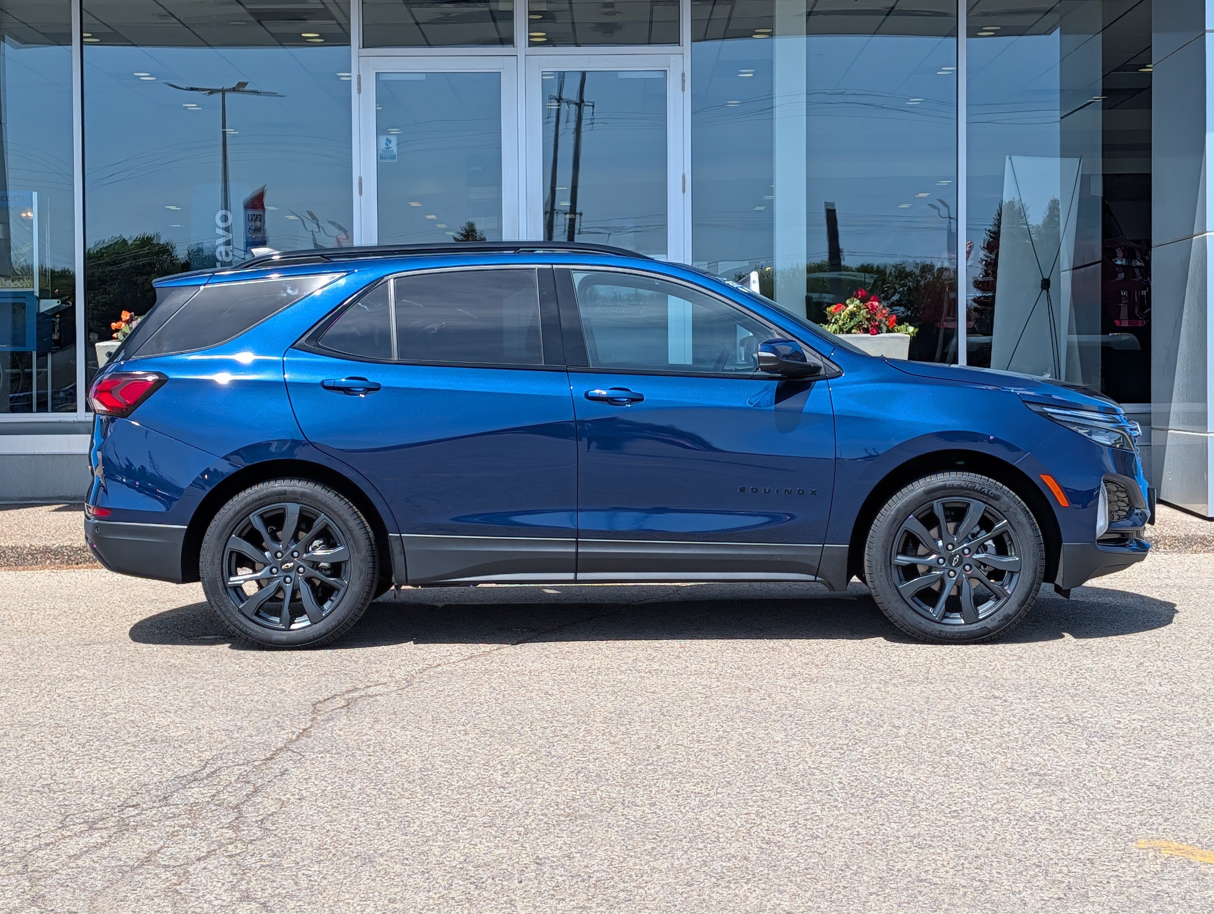 Used 2022 Chevrolet Equinox RS w/ RS Leather Package AWD/4WD image 2