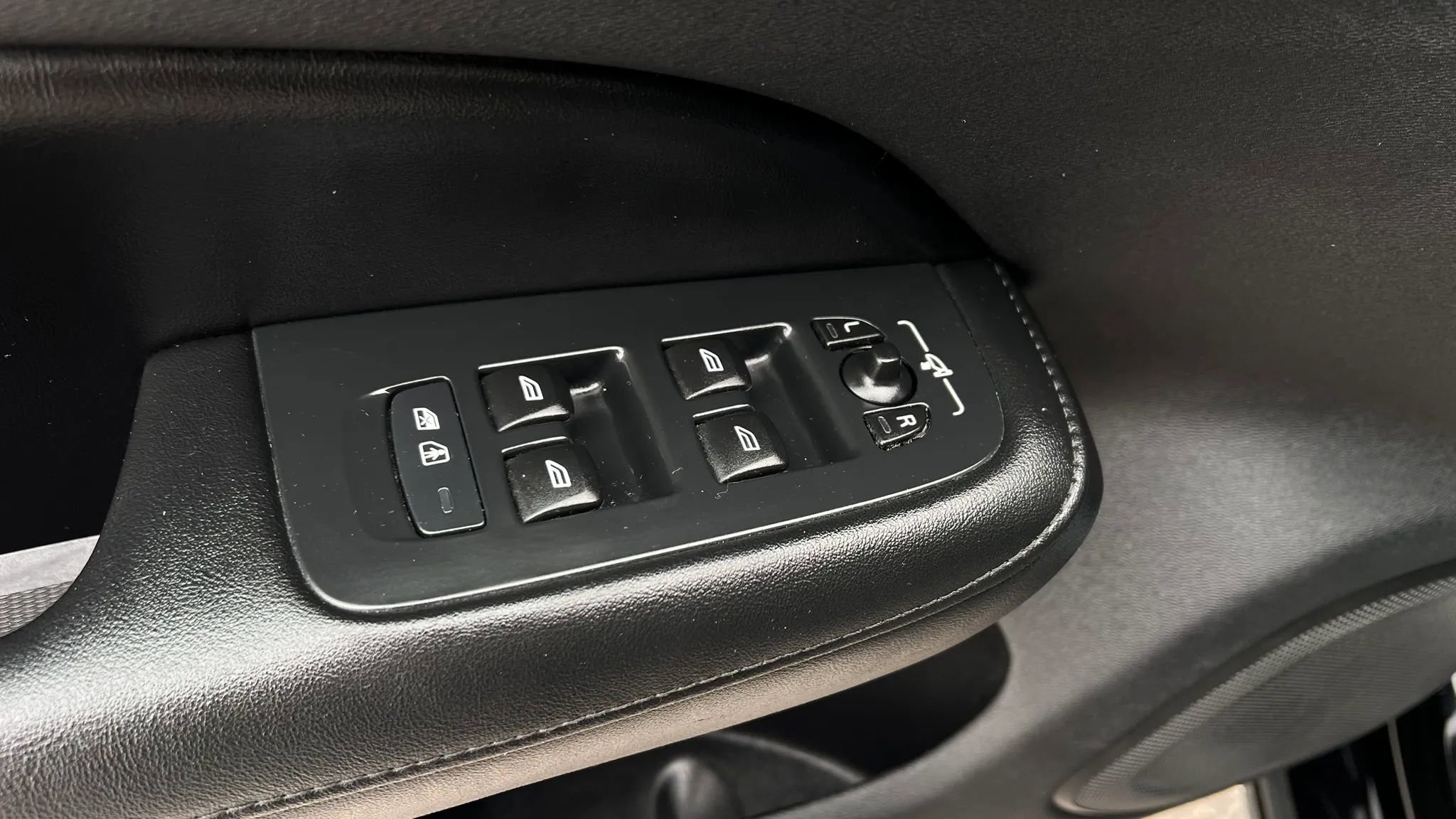 Used 2023 Volvo S60 T8 Plus image 17