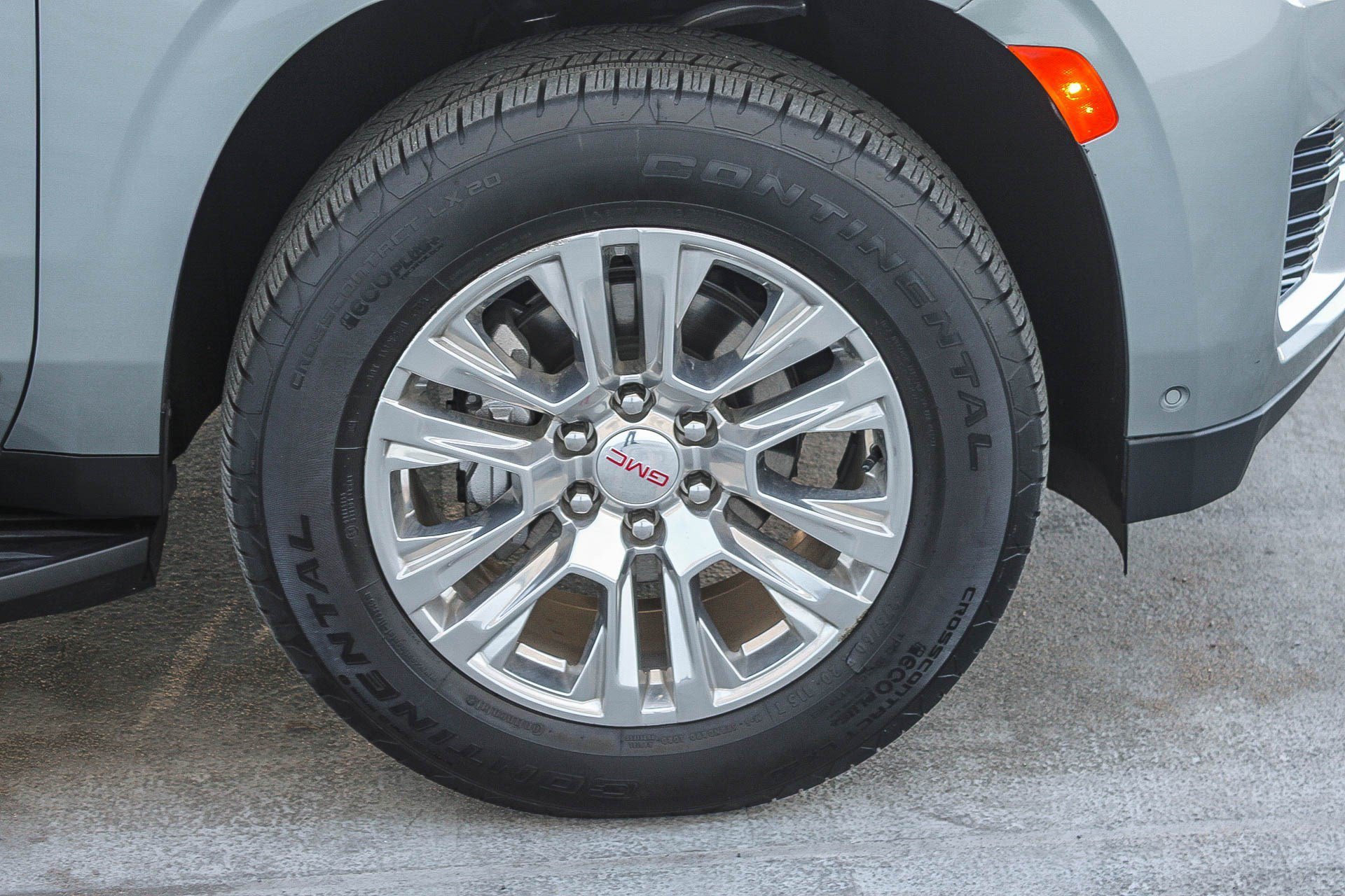 Used 2024 GMC Yukon Denali w/ Advanced Technology Package AWD/4WD image 12