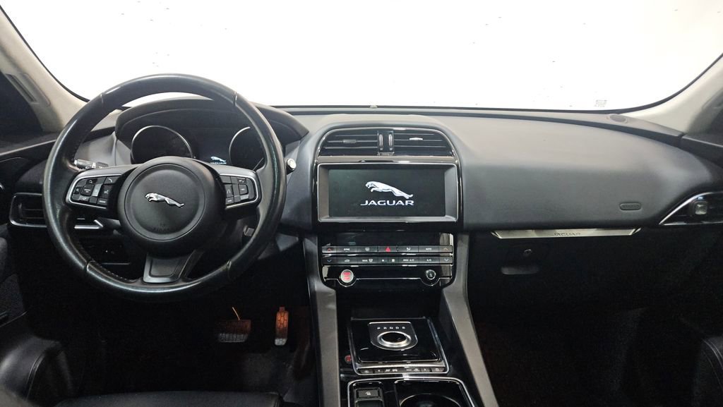 Used 2020 Jaguar F-PACE Premium image 13