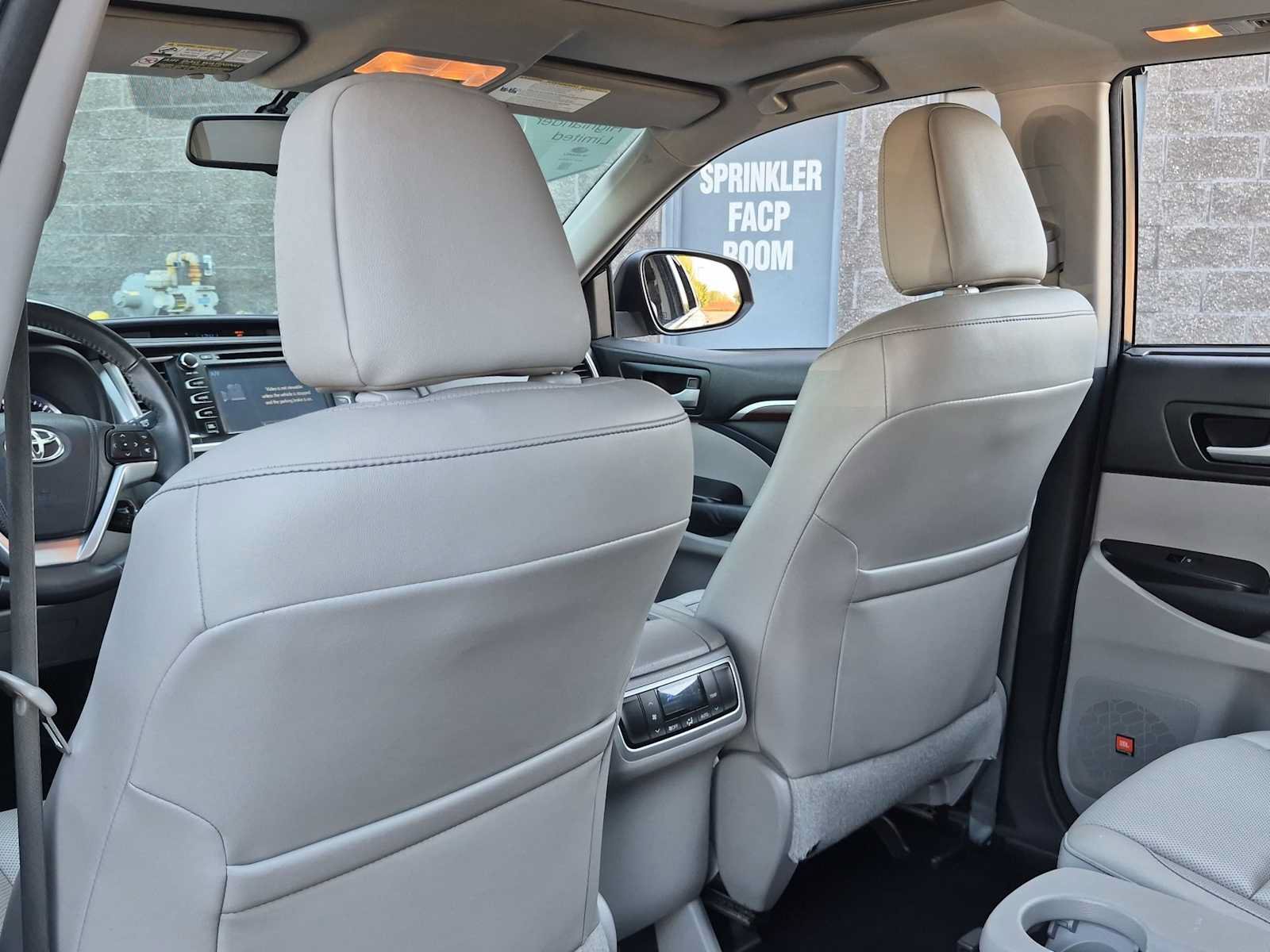 Used 2015 Toyota Highlander Limited AWD/4WD image 18