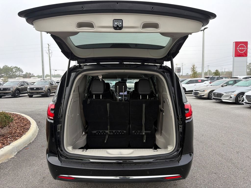 Used 2024 Chrysler Pacifica Select image 17