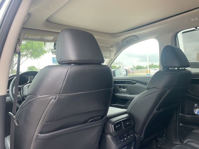 Used 2025 Honda Pilot Touring image 11